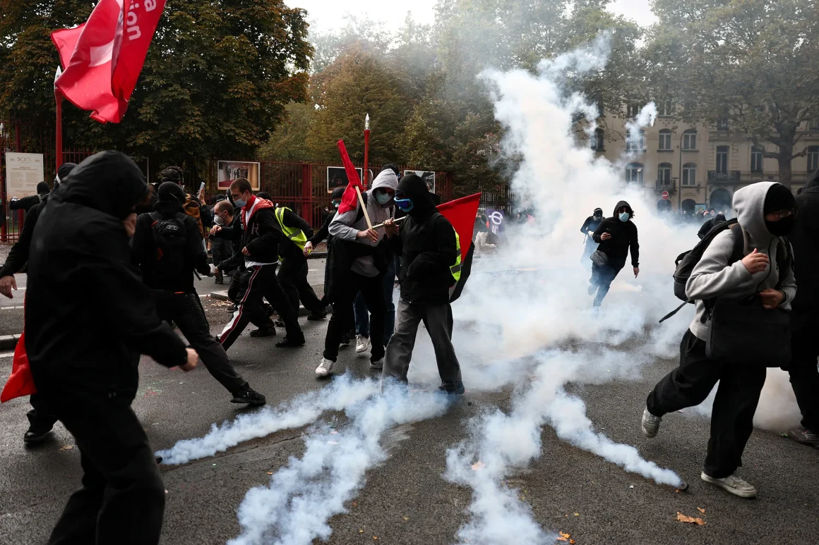 French Government Calls Emergency Meetings With Platforms Over Protests